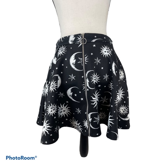 Hot Topic Black Zipper Moon Stars Skater Skirt EUC Size M - Picture 2 of 7